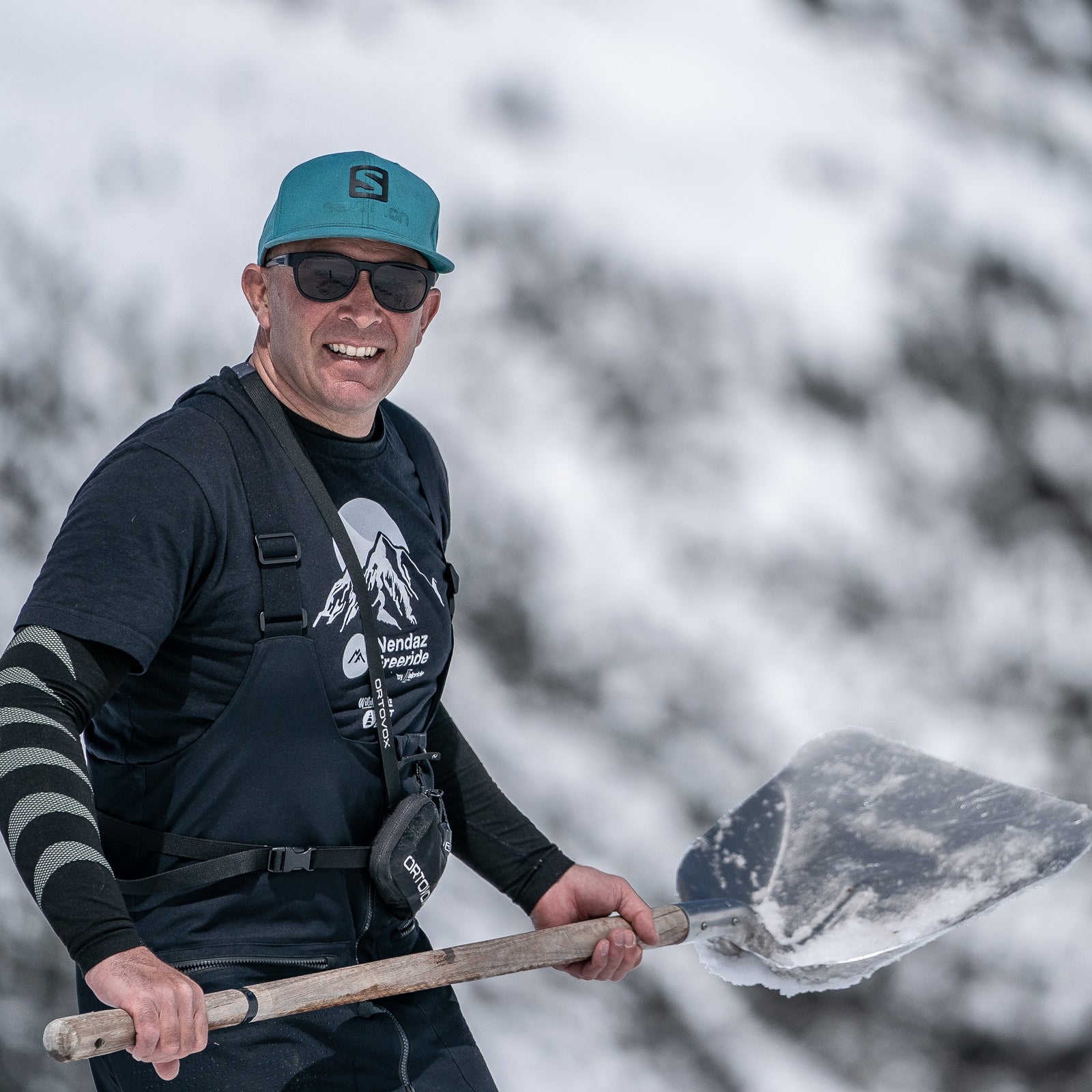 Homme qui construit un kicker avec les lunettes de soleil Daccan 2.0 en couleur noire