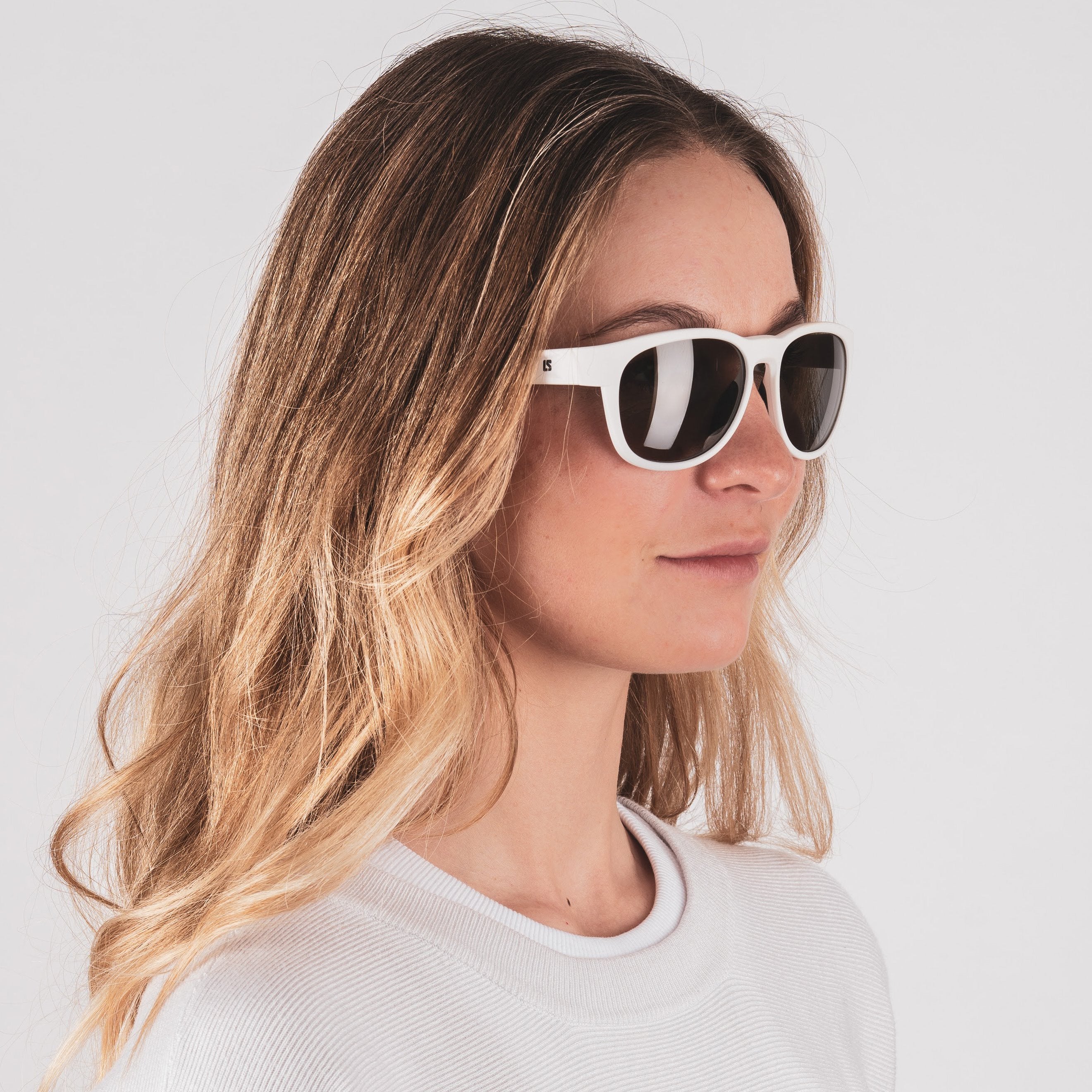 Jeune femme avec les lunettes Loubsol Daccan 2.0 en blanc