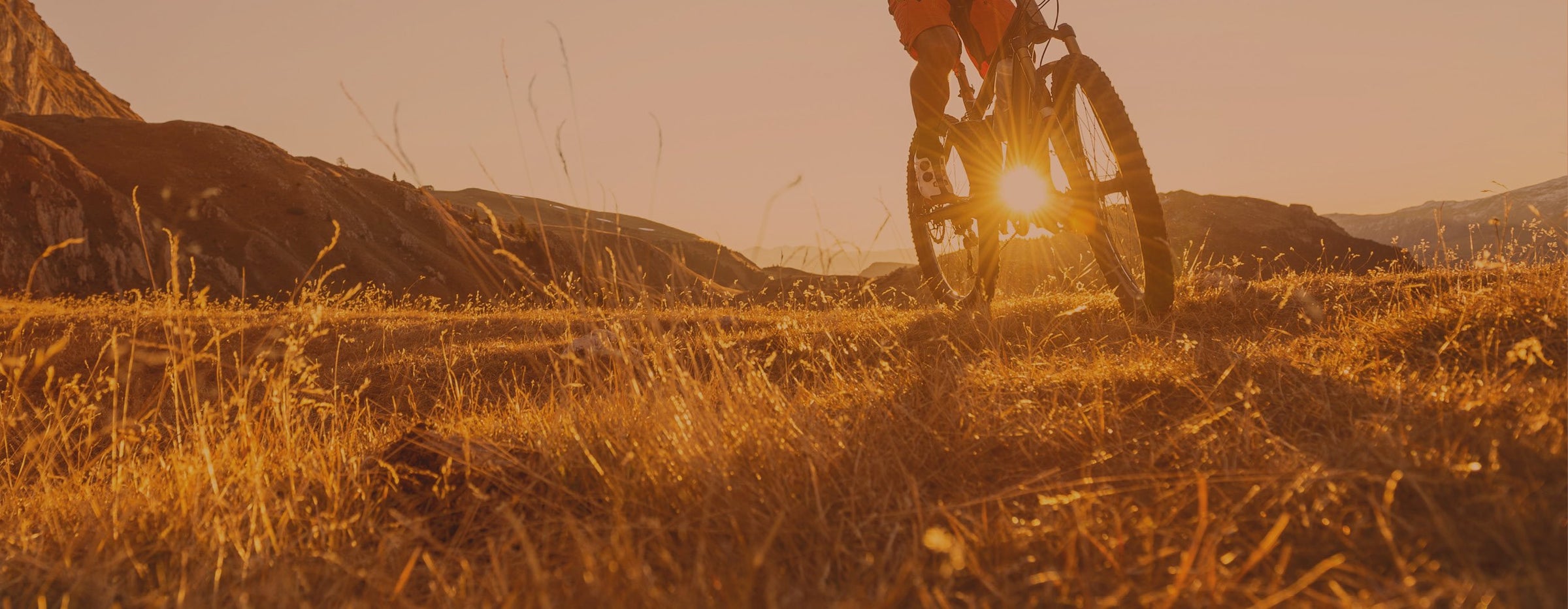 VTT à la montagne devant un coucher de soleil