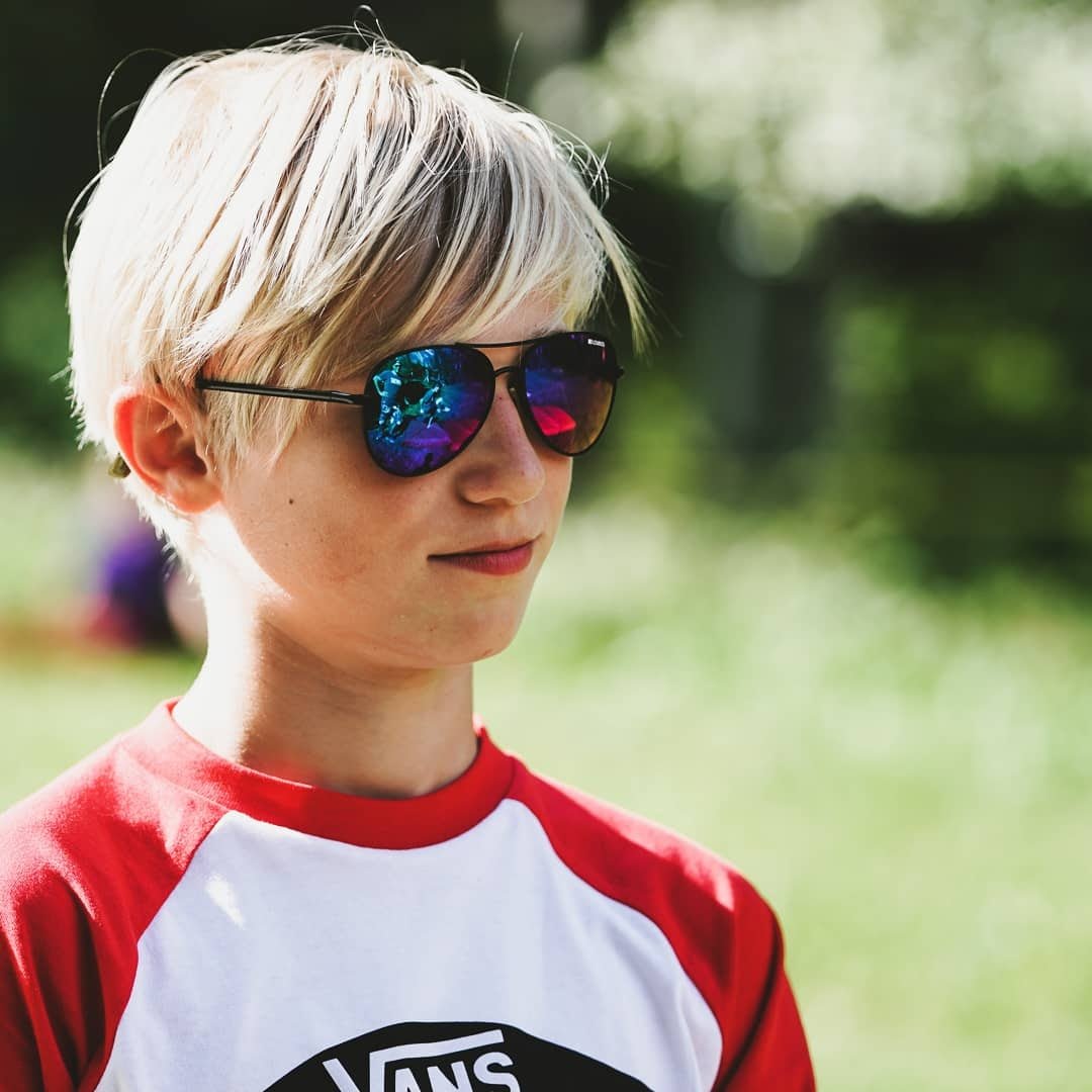 Garçon avec les lunettes de soleil Loubsol Ama