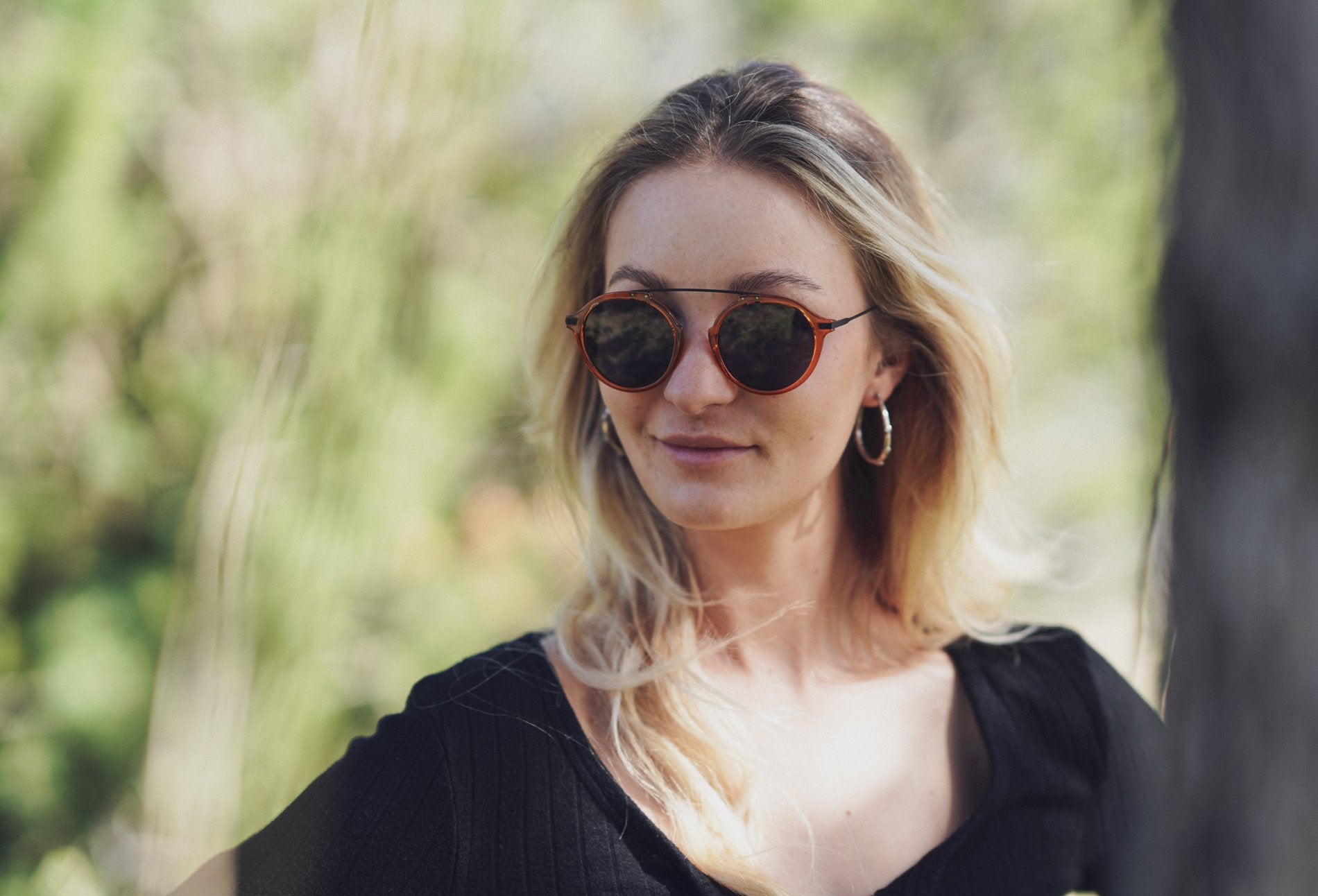 Jeune femme portant les lunettes de soleil Loubsol Maine