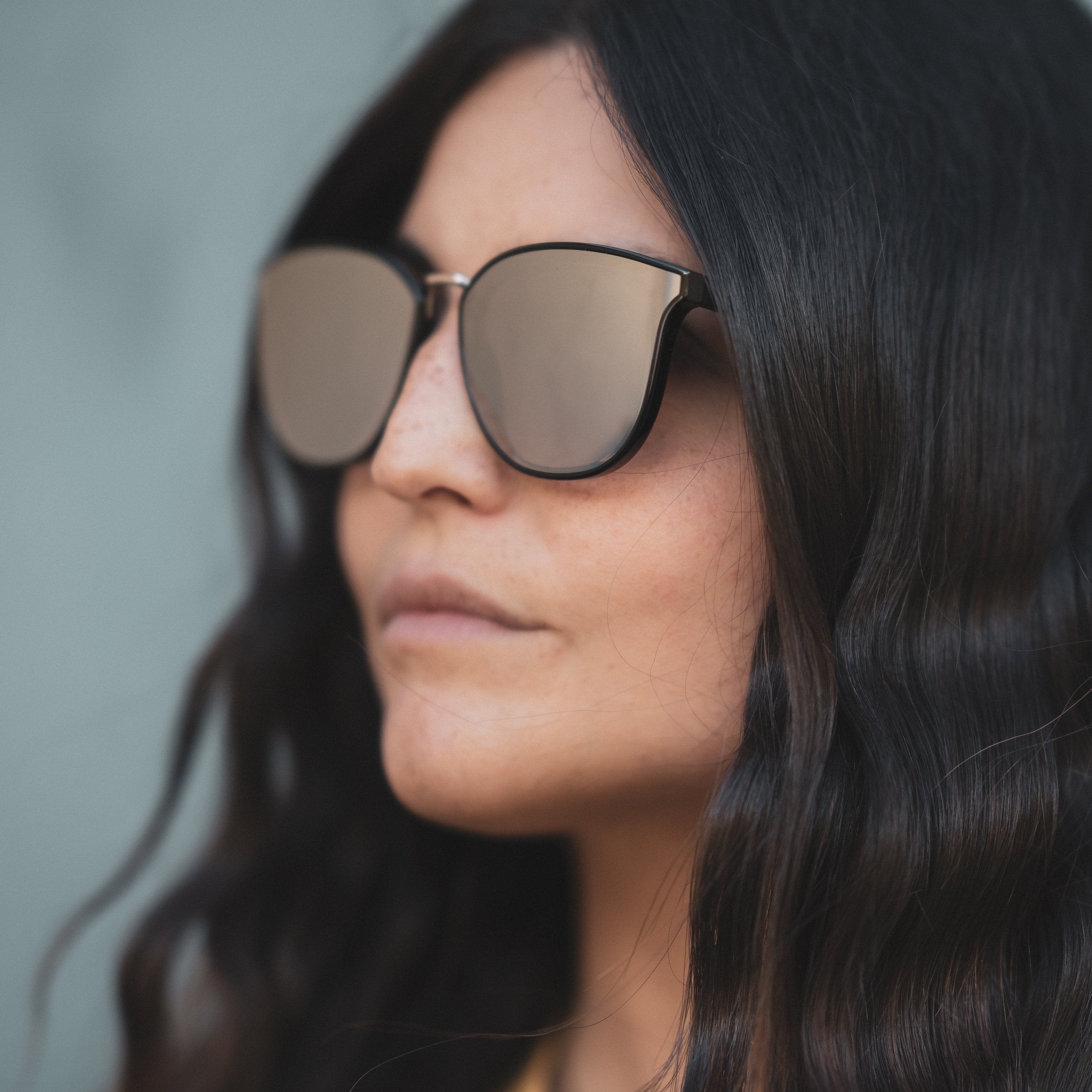 Jeune femme avec les lunettes de soleil Loubsol Minnesota