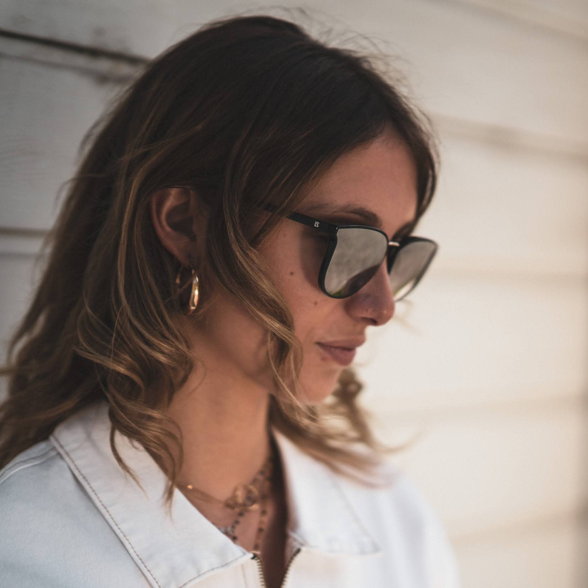 Jeune femme portant les lunettes de soleil Loubsol Minnesota