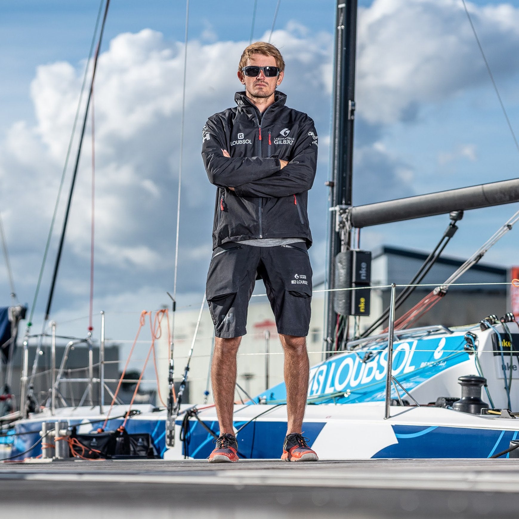 Le skipper Loubsol Fabien Delahaye devant son Figaro Bénéteau 3 avec les Loubsol Spi